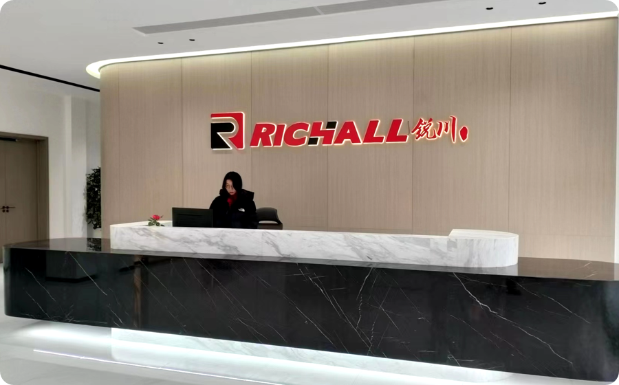 Tampilan interior Zhejiang Richall Medical Technology Co., Ltd., menampilkan gedung R&D dengan lebih dari 20 tahun pengalaman desain dan pengembangan di industri kursi roda serat karbon.